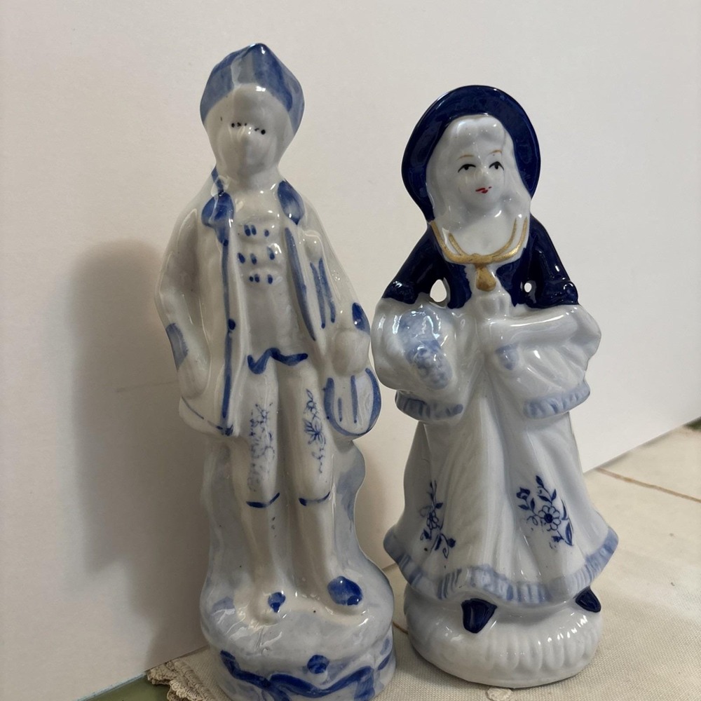 Vintage Porcelain Figurines Blue White Colonial Man with Lute And Lady With Fan - Picture 2 of 10